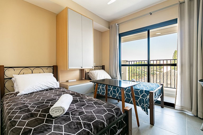 Studio Frente ao Metrô - 2 Camas Solteiro