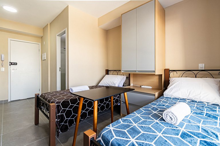 Studio Frente ao Metrô - 2 Camas Solteiro