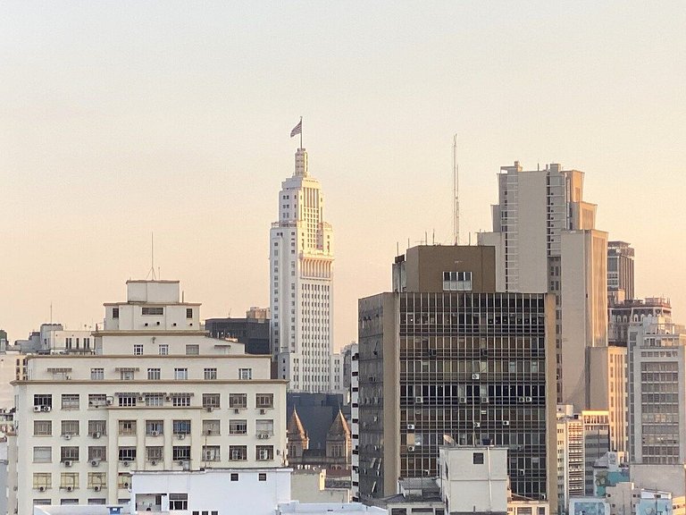 Studio imbatível - em frente ao Metrô!