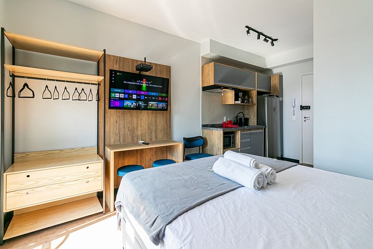 Studio imbatível - em frente ao Metrô!