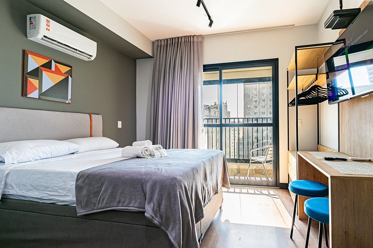 Studio em frente ao metrô + Piscina, Rooftop e AC