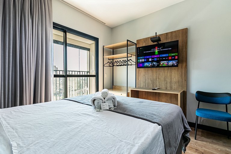 Studio em frente ao metrô + Piscina, Rooftop e AC