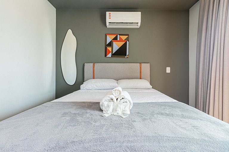 Studio em frente ao metrô + Piscina, Rooftop e AC