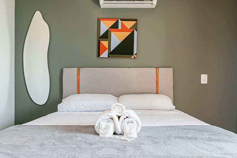 Studio em frente ao metrô + Piscina, Rooftop e AC