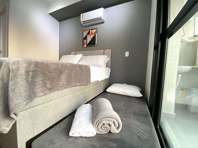 Studio em frente ao metrô + Piscina, Rooftop e AC