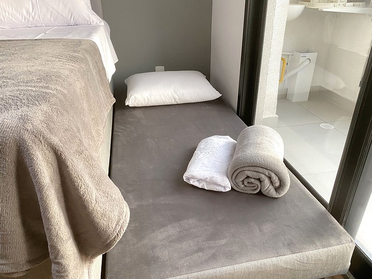 Studio em frente ao metrô + Piscina, Rooftop e AC