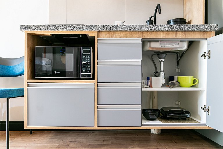 Studio imbatível - em frente ao Metrô!