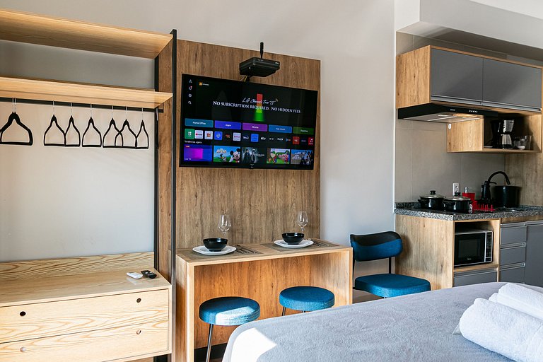 Studio em frente ao metrô + Piscina, Rooftop e AC