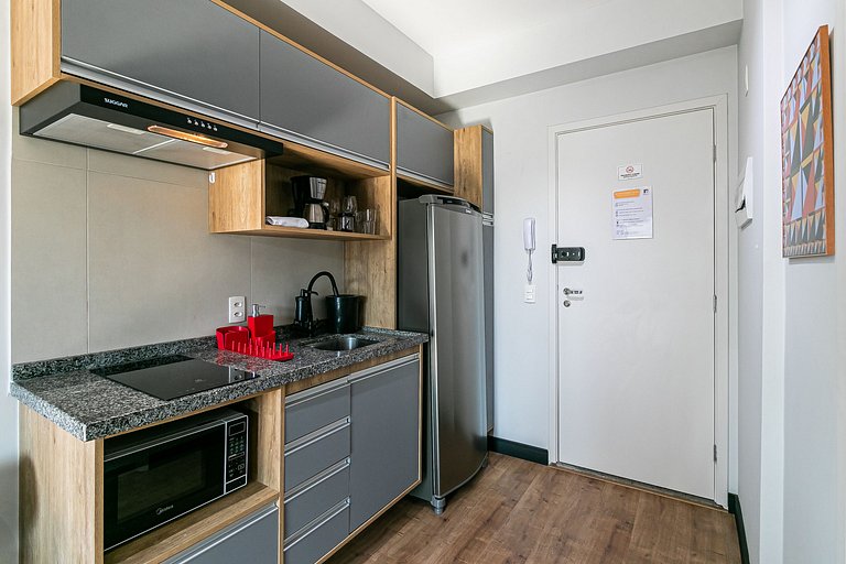 Studio em frente ao metrô + Piscina, Rooftop e AC