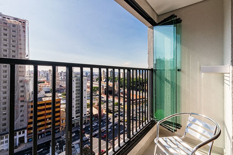 Studio em frente ao metrô + Piscina, Rooftop e AC