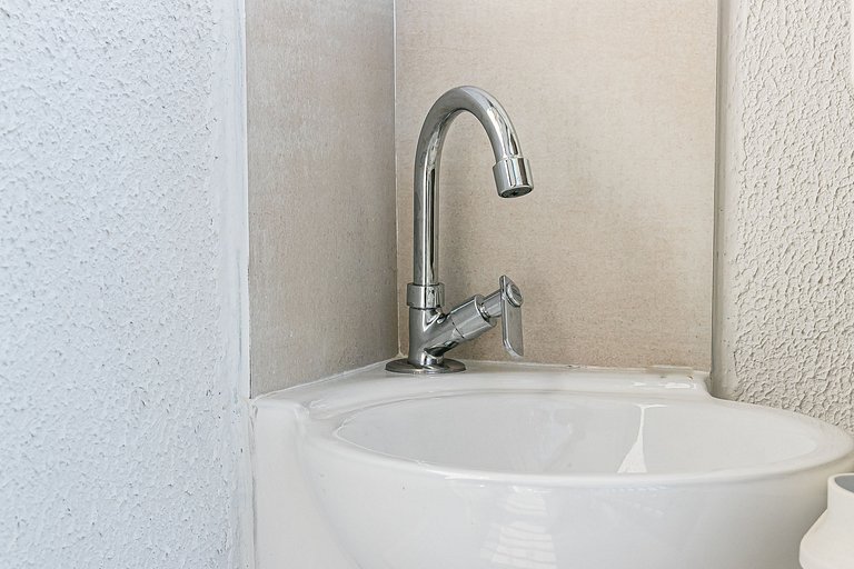 Studio imbatível - em frente ao Metrô!