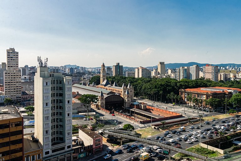 Studio em frente ao metrô + Piscina, Rooftop e AC