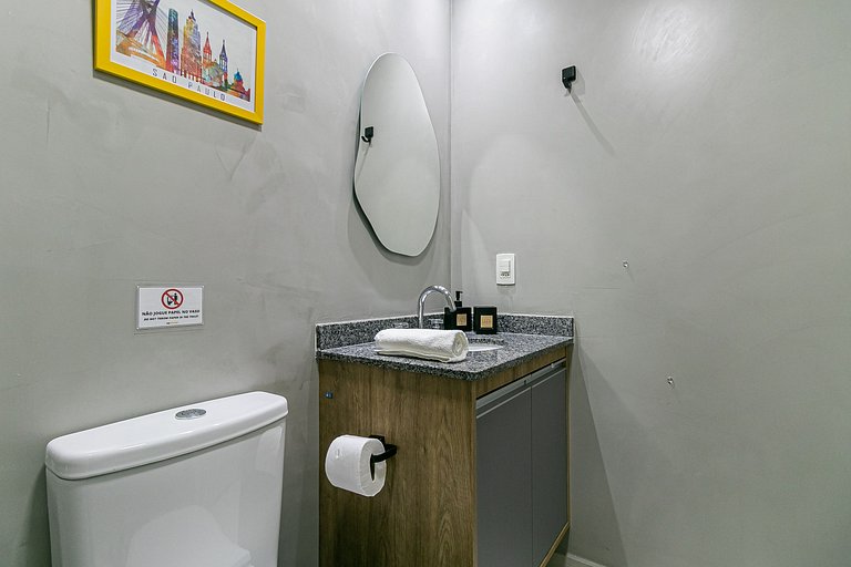 Studio imbatível - em frente ao Metrô!