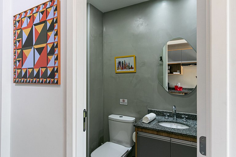 Studio em frente ao metrô + Piscina, Rooftop e AC