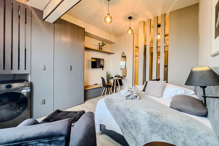 Studio Completo + AC + Piscina + Maq. Lava e Seca