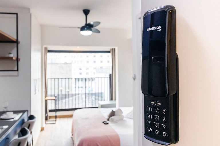 Studio Cama King - na porta do metrô