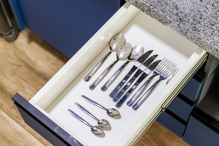 Studio Cama King - na porta do metrô