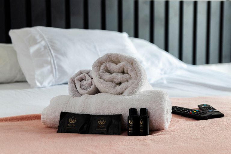 Studio Cama King + Vaga de Garagem e Piscina