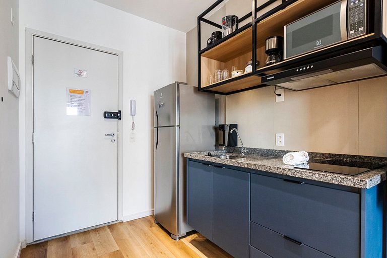 Studio Exclusivo frente ao Metrô + Ar Condicionado