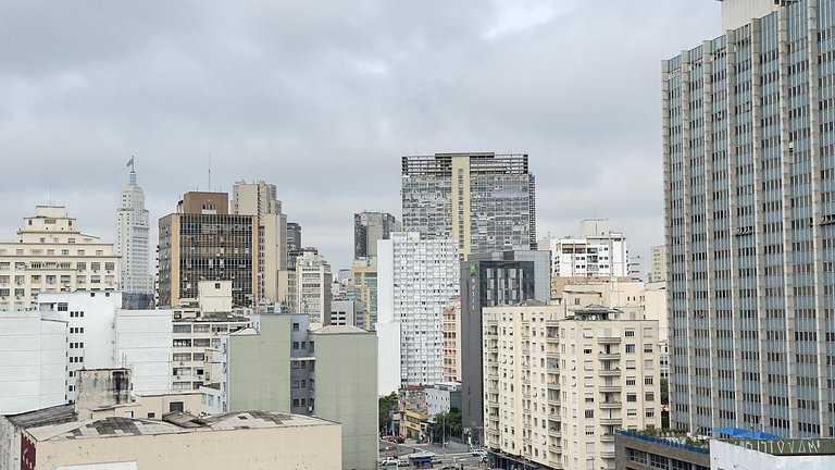 Apê na "CARA" do metrô + Ar Condicionado