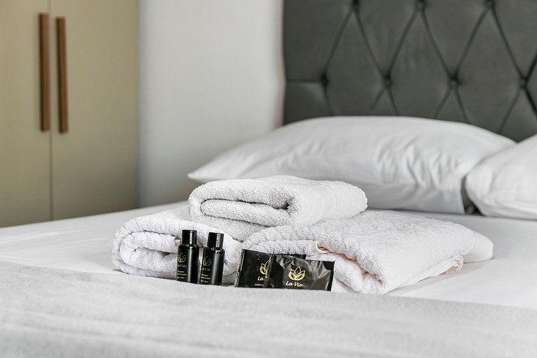 Apê na "CARA" do metrô + Ar Condicionado e Vaga!