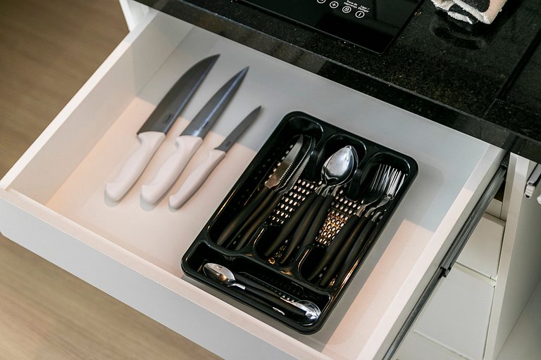 Apê na "CARA" do metrô + Ar Condicionado