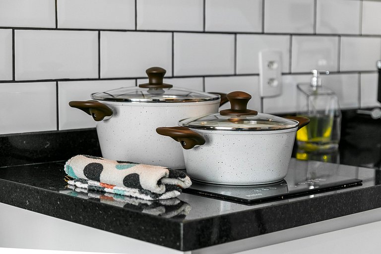 Apê na "CARA" do metrô + Ar Condicionado