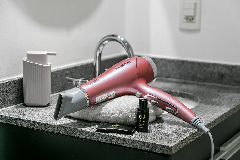 Apê na "CARA" do metrô + Ar Condicionado