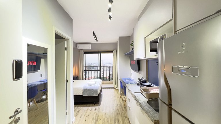 Studio em frente ao Metrô + Piscina e Rooftop