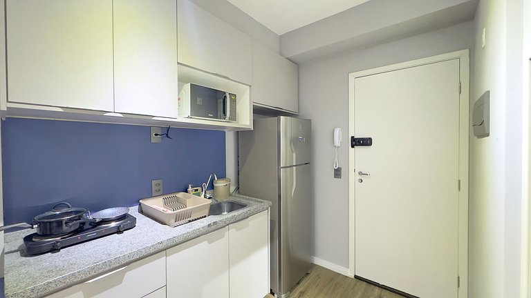 Studio em frente ao Metrô + Piscina e Rooftop