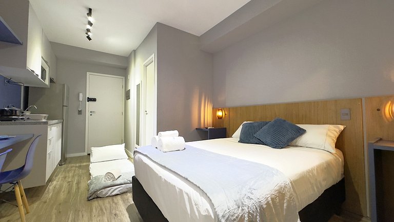 Studio em frente ao Metrô + Piscina e Rooftop