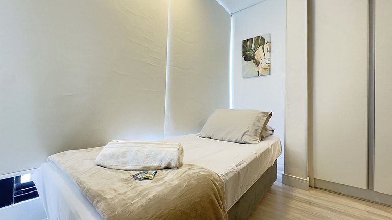 Apê Cama KING - 17º andar + AC, Piscina e Metrô