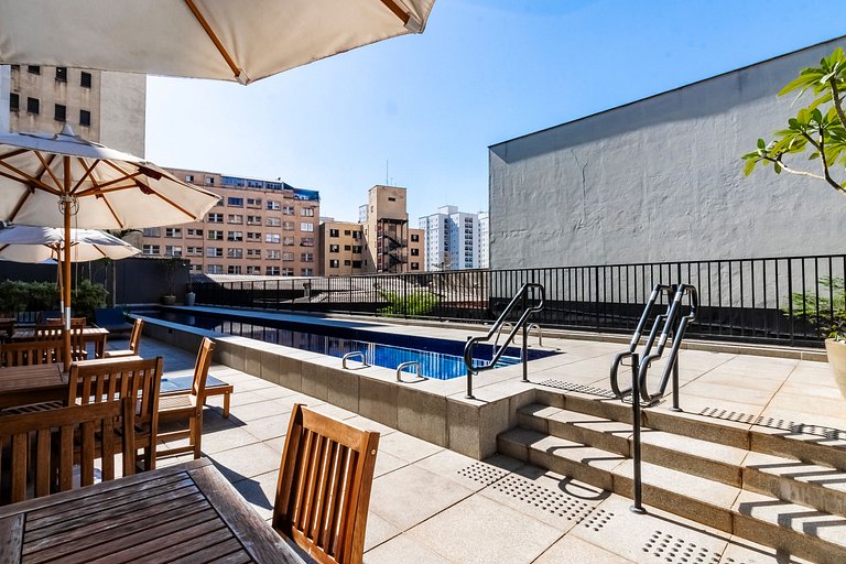 Studio frente ao Metrô + Piscina e Rooftop!
