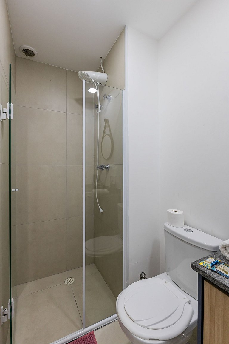 Studio Completo e Espaçoso + Metrô na Porta!