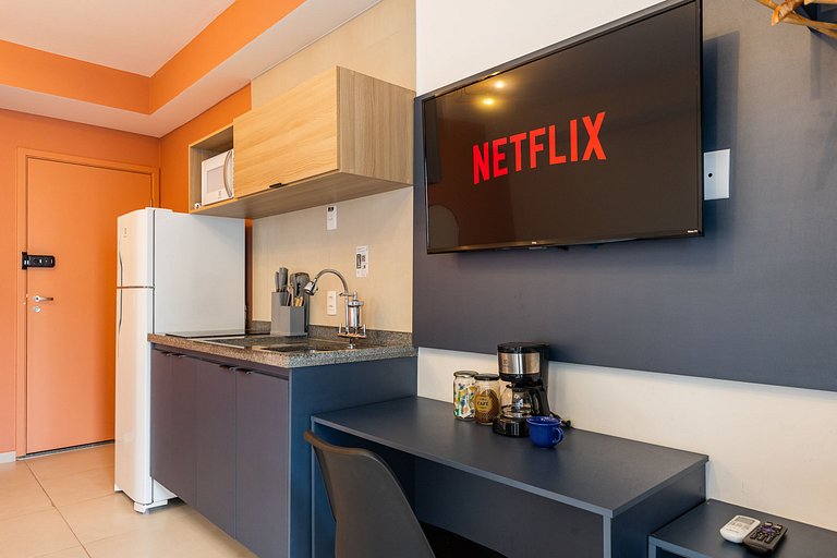 Studio Completo e Espaçoso + Metrô na Porta!