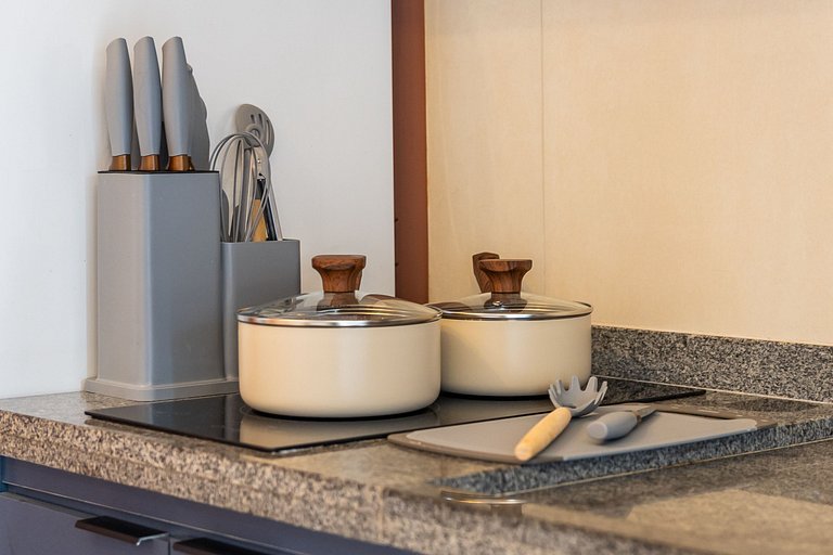 Studio Completo e Espaçoso + Metrô na Porta!