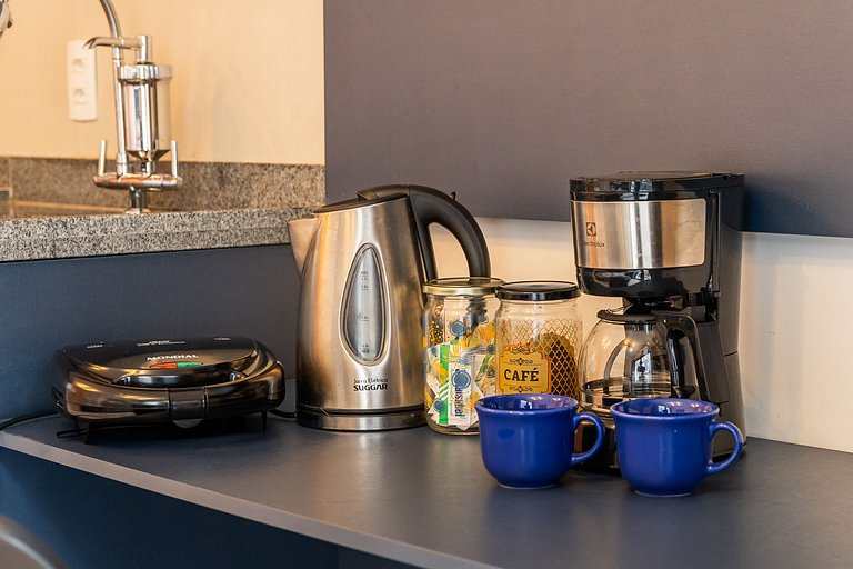 Studio Completo e Espaçoso + Metrô na Porta!