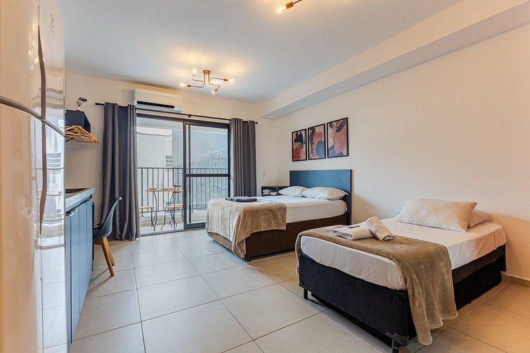 Studio Completo e Espaçoso + Metrô na Porta!