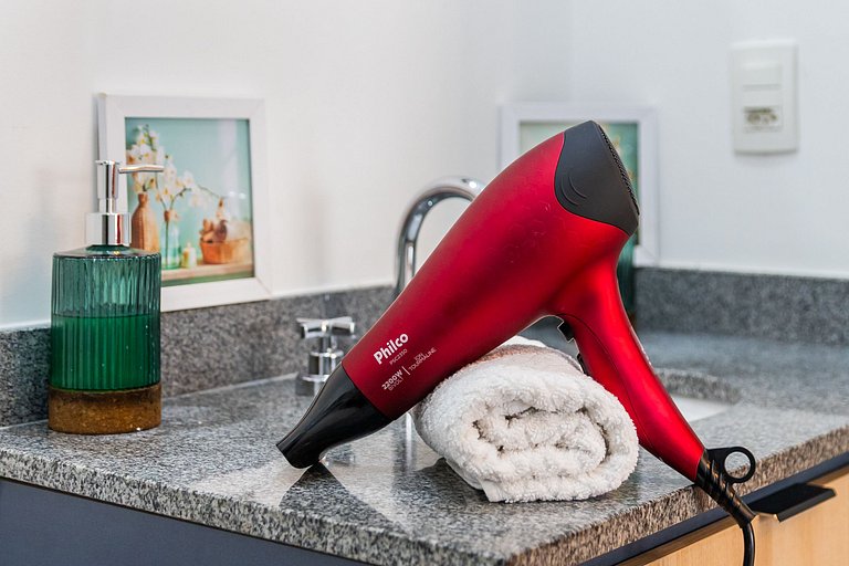 Studio Completo e Espaçoso + Metrô na Porta!