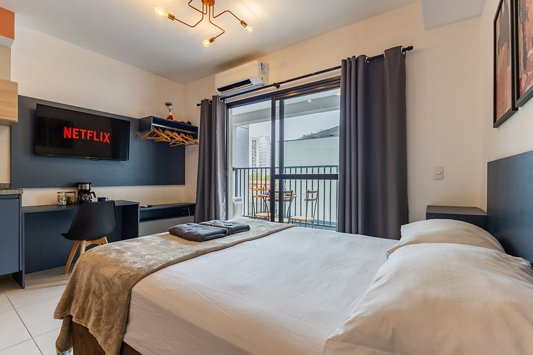 Studio Completo e Espaçoso + Metrô na Porta!