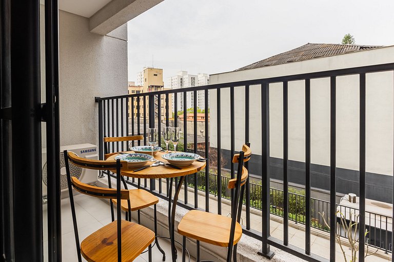 Studio Completo e Espaçoso + Metrô na Porta!