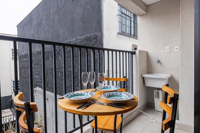 Studio Completo e Espaçoso + Metrô na Porta!