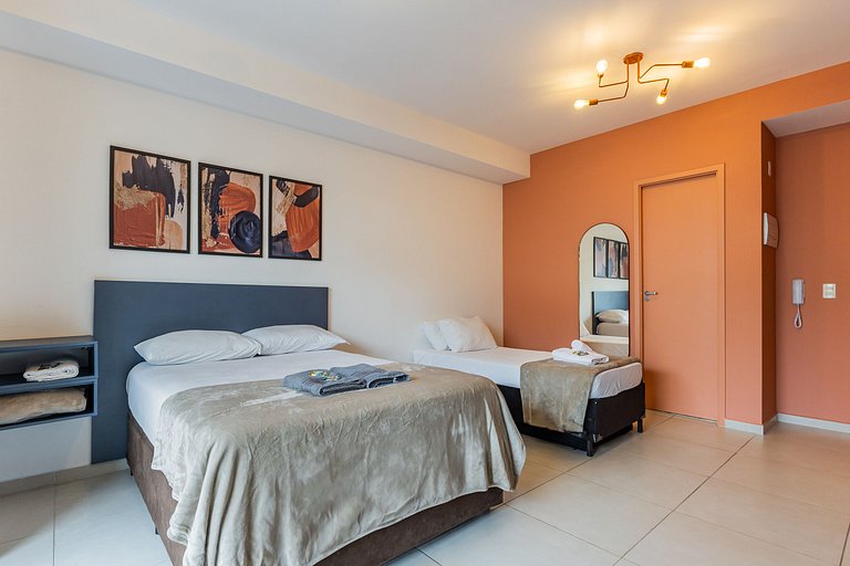 Studio Completo e Espaçoso + Metrô na Porta!