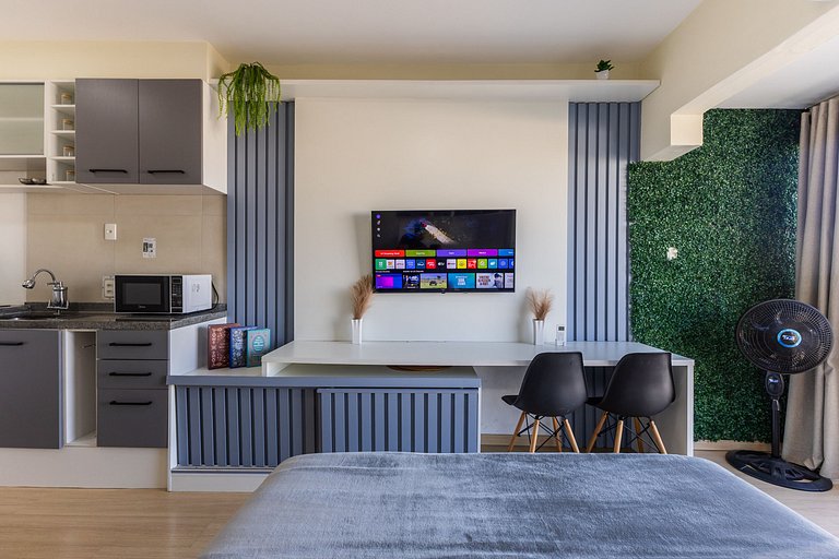 Studio Calmo no Centro + Cond. Completo!