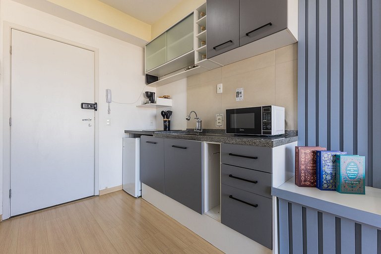 Studio Calmo no Centro + Cond. Completo!