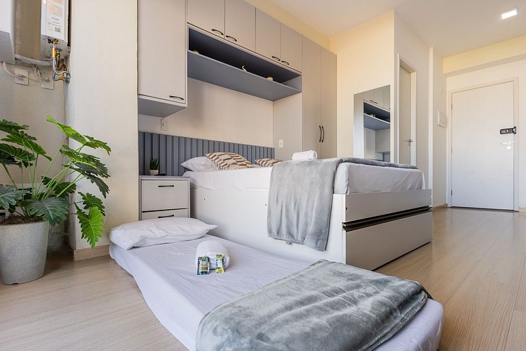 Studio Calmo no Centro + Vaga e Cond. Completo!