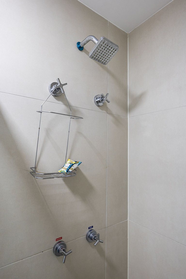 Studio Calmo no Centro + Vaga e Cond. Completo!