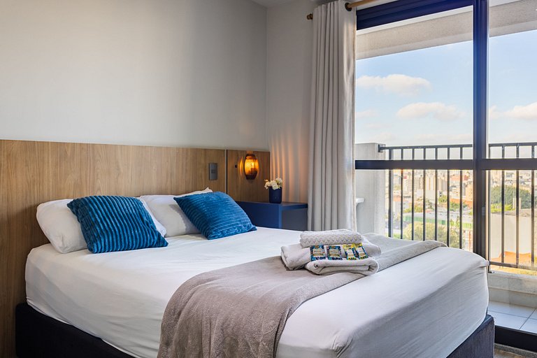 Studio frente ao Metrô + Vaga, Piscina e Rooftop!