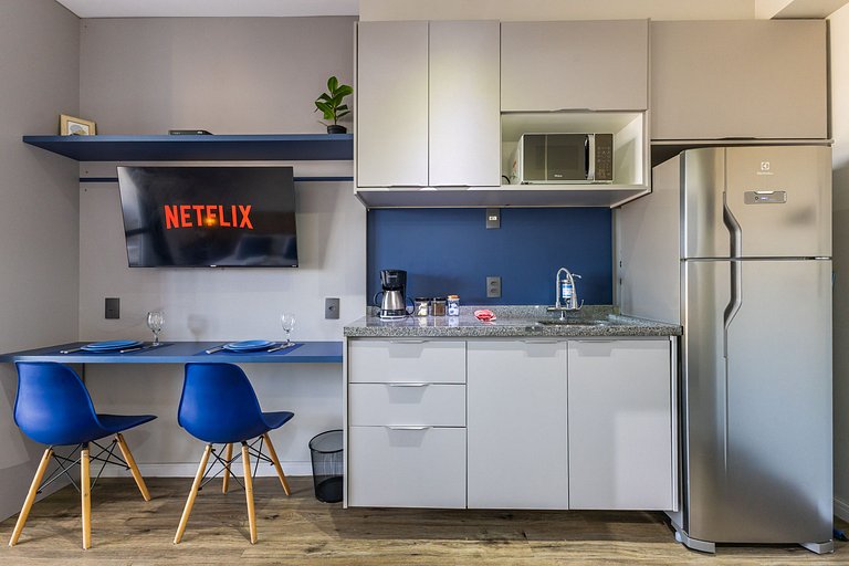 Studio frente ao Metrô + Piscina e Rooftop!