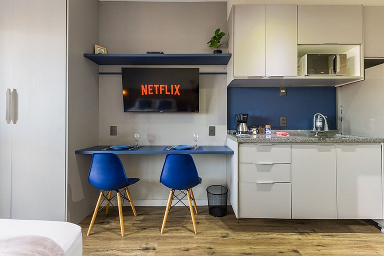 Studio frente ao Metrô + Piscina e Rooftop!